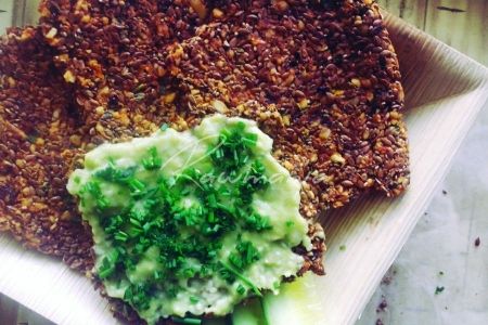 RAW chl&eacute;b s tzatziki