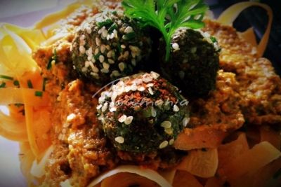 &Scaron;pagety s rajčatovou om&aacute;čkou a falafely