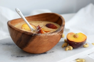 Broskvov&aacute; smoothie bowl
